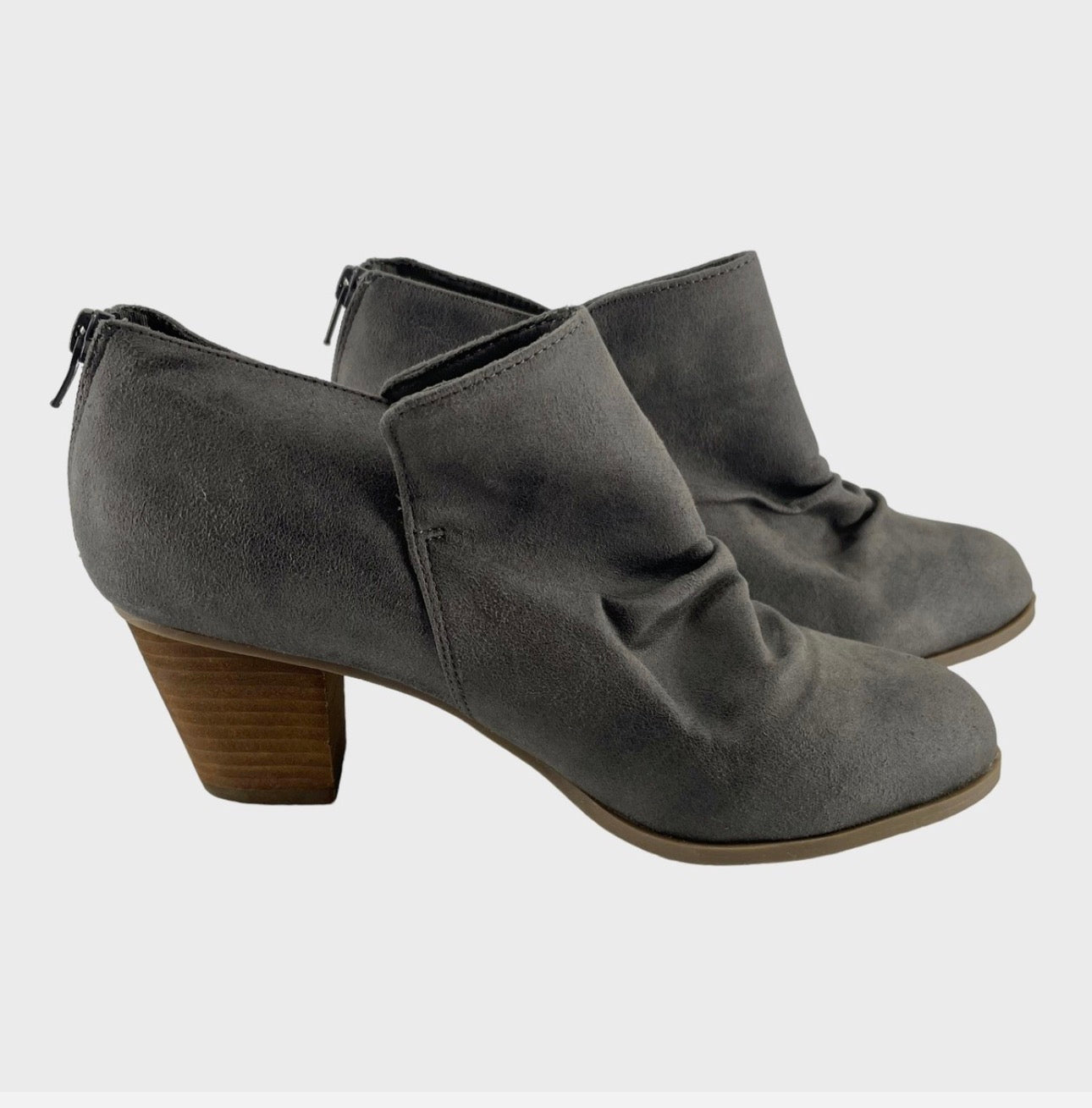 Report Women's Size 7.5W (Wide) Grey Clarice Suede Bootie