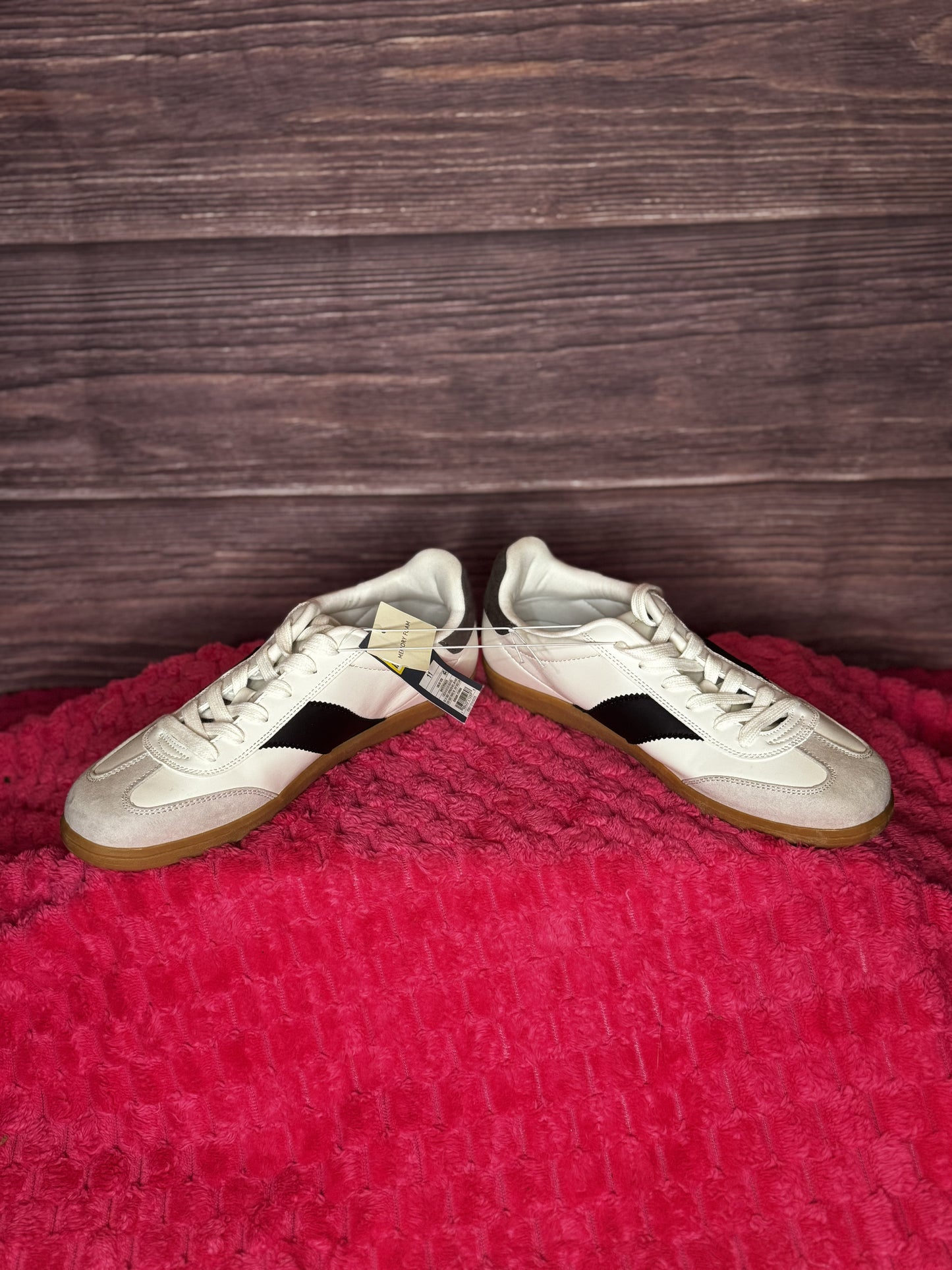 Universal Thread Women's Size 11 Spencer Fashion Sneakers w/ Memory Foam